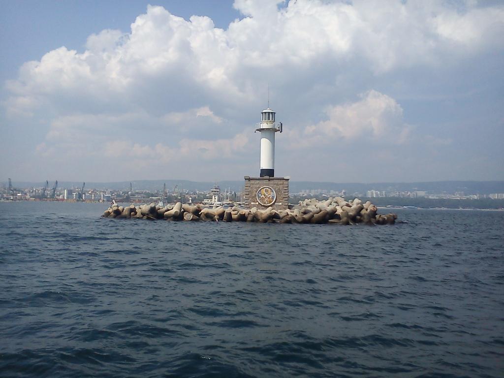 Andrea * Βάρνα